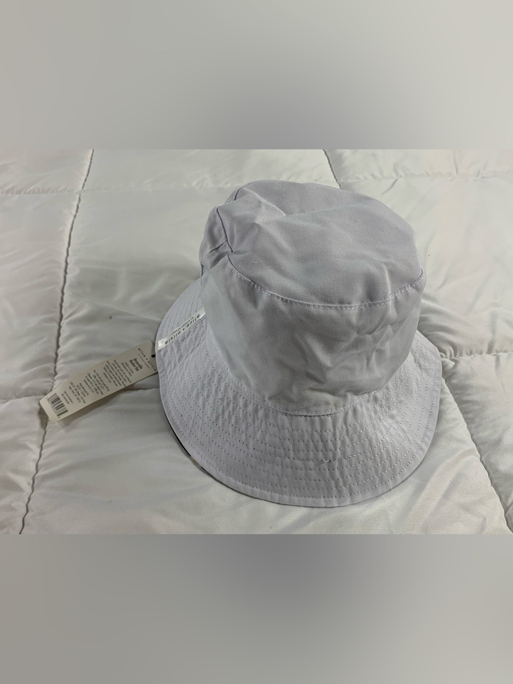 New with tags ALICE & OLIVIA reversible bucket hat - Picture 5 of 5